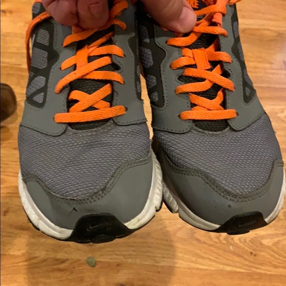 Boys Nike sz 6 shoes - Picture 3 of 4